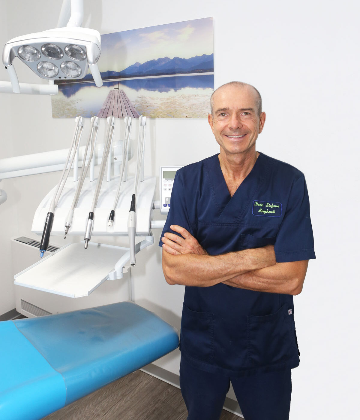 Il Dottor Brighenti sorridente in studio